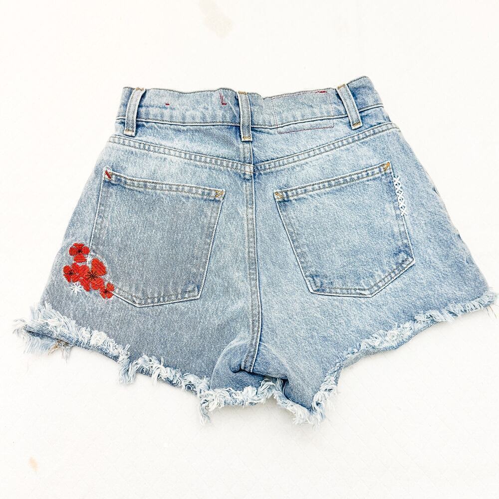 Marine Layer Sasha Flower Stitch Denim Shorts Light Jean Cutoff Raw Hem Size 26 - Picture 2 of 8